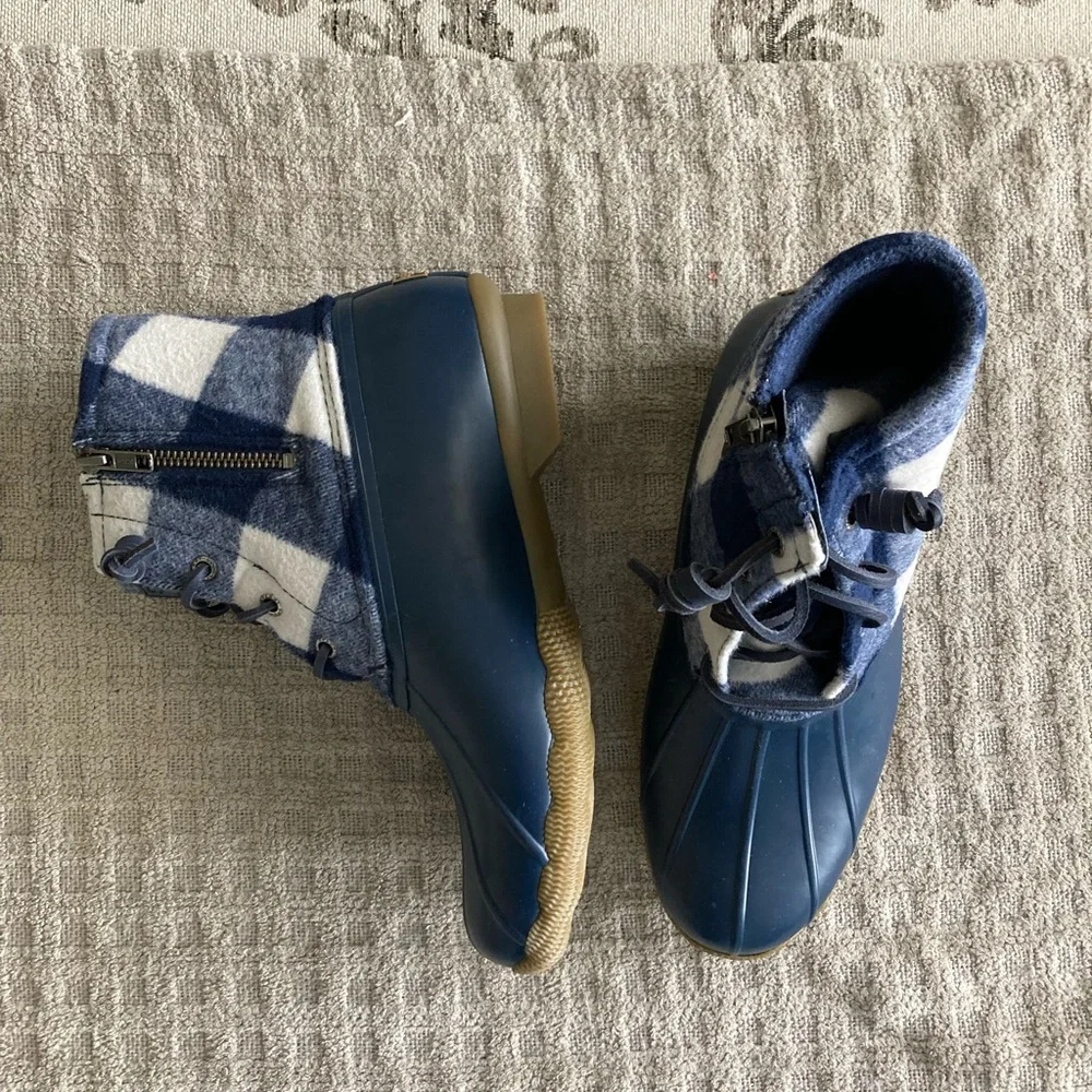 Women’s Sperry Saltwater Boots Blue Check Navy Size 8.5 NWOT - Picture 2 of 9